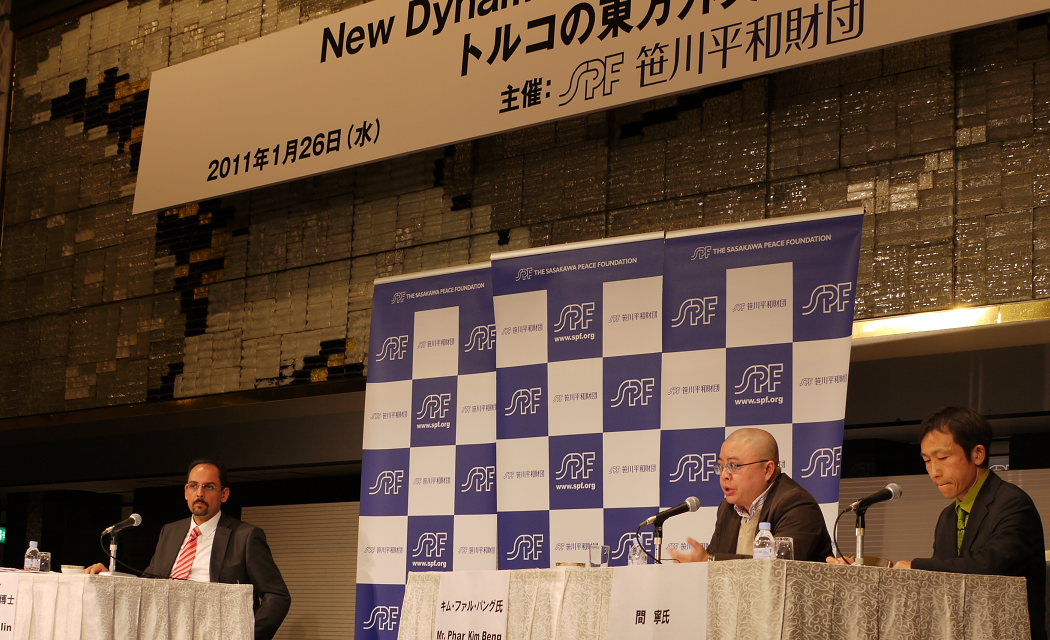 (左側より) イブラヒム・カルン博士、キム・ファル・パング氏、間寧氏