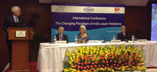 左から:Khurshid外務大臣、高木・笹川平和財団理事長、Ahluwalia・ICRIER会長、八木インド大使