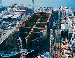 建造中の二重船体構造（ダブルハル）船