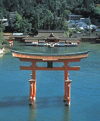 厳島神社と鳥居を正面から見た写真