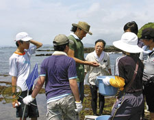 日本財団助成による市民向け自然観察会。磯での動物分類と生態の講習風景。