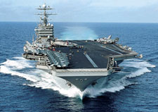空母「ジョージ・ワシントン」（建造年1992年、排水量104,200t）。なお、同空母に関する詳細は、在日米海軍司令部HPを参照ください。