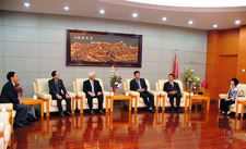 天津市教育委員会の荊副主任との学術連携協議(2008年9月23日)