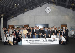 写真1　国際シンポジウム参加者の集合写真。世界中の島研究者が集まった。