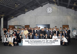 写真1 国際シンポジウム参加者の集合写真。世界中の島研究者が集まった。