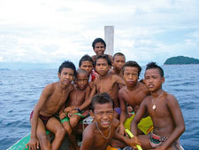 ナマコ潜水漁に出かける子どもたち。右奥に見える島はタイ領内、左奥に見える島はミャンマー領内にある。