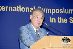 基調講演をしている笹川会長(写真:富永夏子)