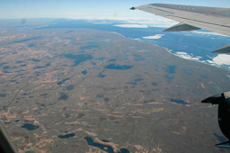 機上から眺めたケンブリッジベイ、ビクトリア島、カナダ