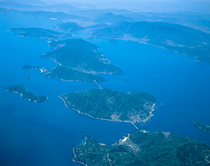 安芸灘とびしま海道。呉本土と下蒲刈島、上蒲刈島、豊島、大崎下島、愛媛県の岡村島（愛媛県今治市）までの芸予諸島を7つの架橋で結ぶ。