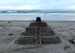 ココビーチより大西洋を望む。誰かが作っていった砂浜の構造物も、数時間後には崩れ去っていた。（写真3点とも、筆者撮影）