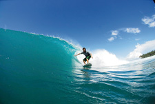 リーフカレントの横でGood Waveをグライドする。(写真:KAMIO)