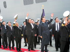 今年3月14日、出港する護衛艦を見送る麻生総理。（写真：防衛省HPより）