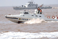 CHINA COAST GUARDの船。中国海警と船体に表示している。