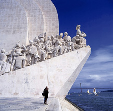 ポルトガル・リスボン市ベレン地区にある大航海時代を記念した記念碑『発見のモニュメント』。先頭がエンリケ航海王子。