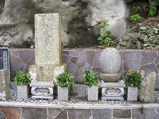 「露國人之墓」(宝泉寺)