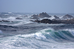 住むなら嵐の日に荒れた波頭が見えるような場所がいい。