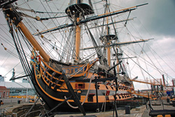 ポーツマス港に記念艦として展示される戦艦ヴィクトリー