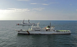 アメリカコーストガード艦艇と併航する韓国海洋警察庁大型警備艦