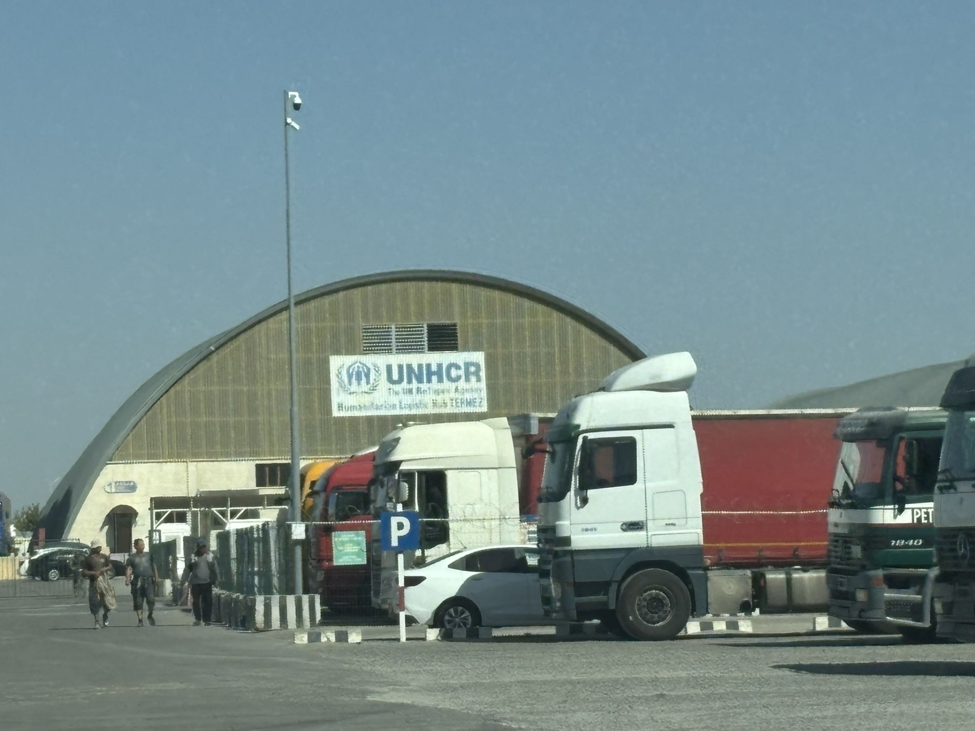 写真4　テルメズ貨物センターにある国連難民高等弁務官事務所（UNHCR）倉庫（出所：2024年9月11日、筆者撮影）