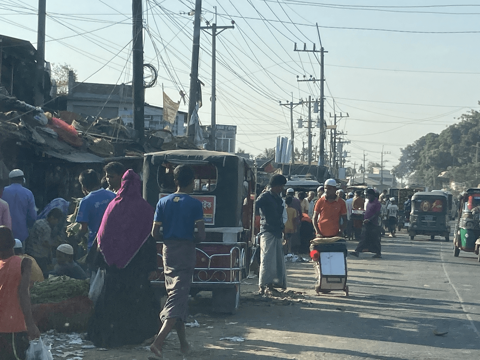 写真２．バングラデシュには人が多い。地方都市の市場の前で撮影した（2024年11月26日撮影）