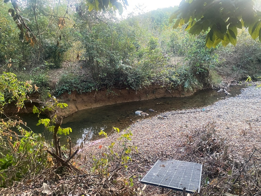 キャンパス付近を流れる小川。洗濯などに使用するほか、水量が増える雨季には暑さを凌ぐためのプール代わりにもなる。