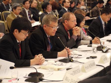 国際シンポジウムで、アジア諸国からの報告を聞く参加者たち