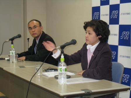 (右)バルビーナ・ホァン氏(国防大学講師、ジョージタウン大学客員教授)(左)泉川泰博氏 (中央大学総合政策学部准教授)