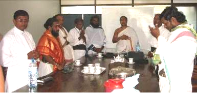 2010年7月22日、スリランカ北東部のトリンコマリーで、仏教、ヒンズー、イスラム教、キリスト教の宗教指導者が一堂に会し交流する様子