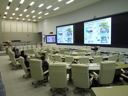 東京都防災センターを視察する様子　