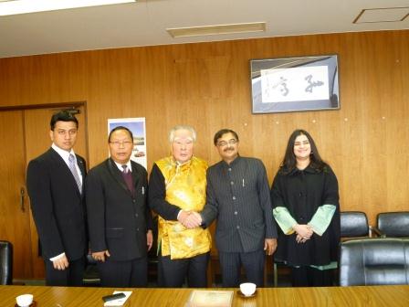 2010年2月10日、スズキ株式会社本社を訪問した。写真中央、鈴木会長