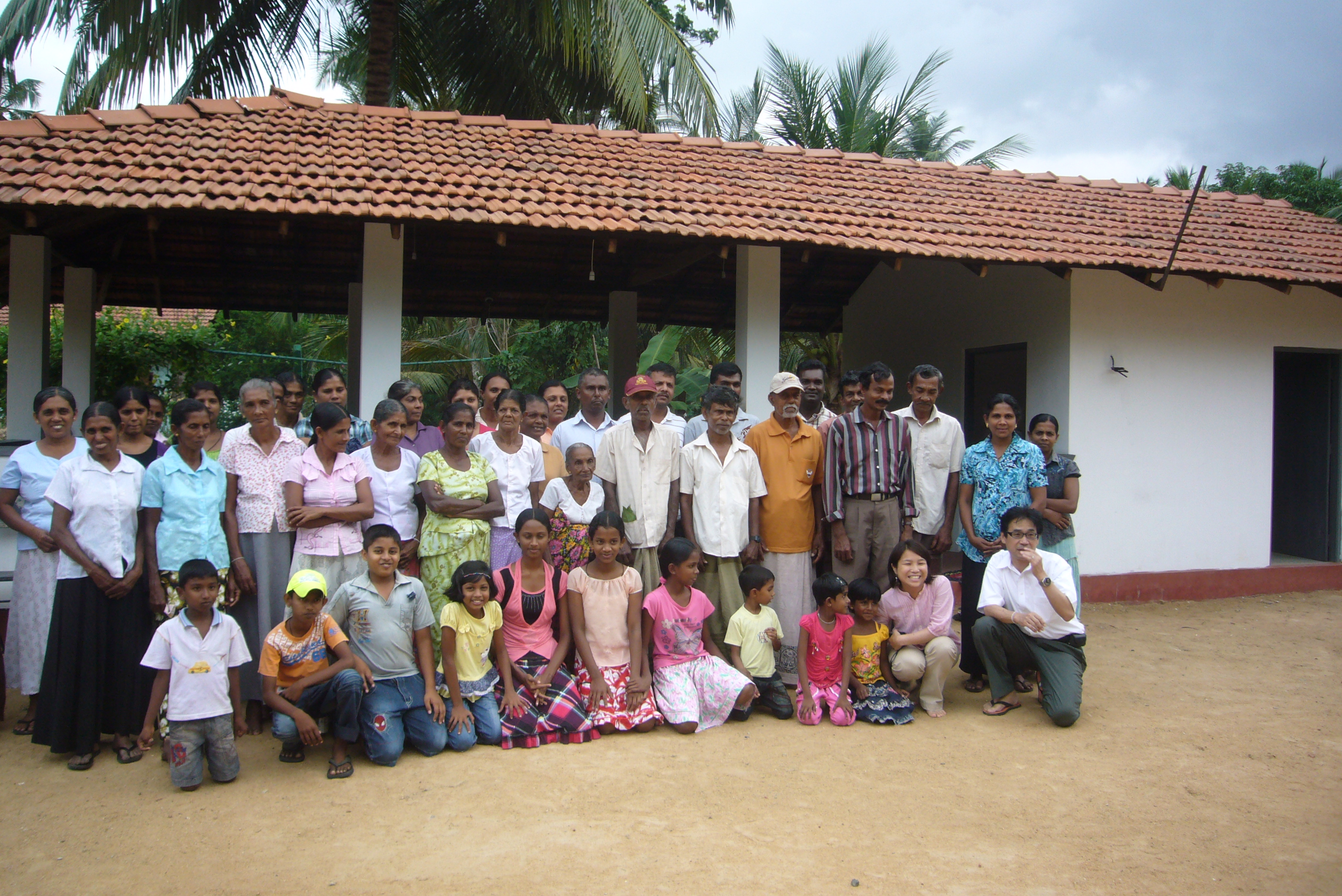 コミュニティ・ホール完成を喜ぶ村民