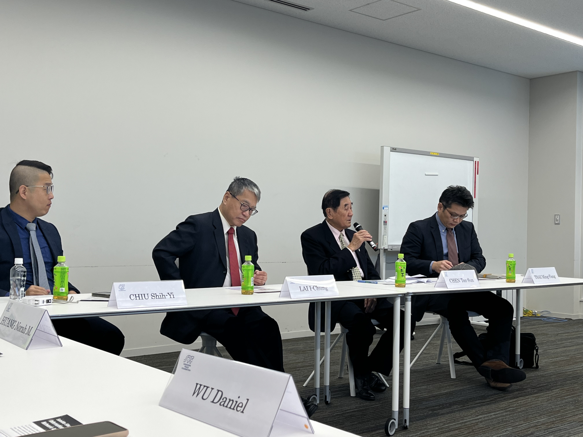 Round Table Held with Taiwanese Think Tank
