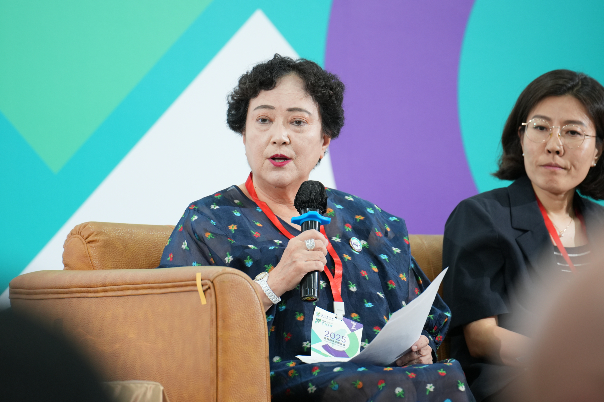Senior Fellow Atsuko Kanehara and other researchers attend the 