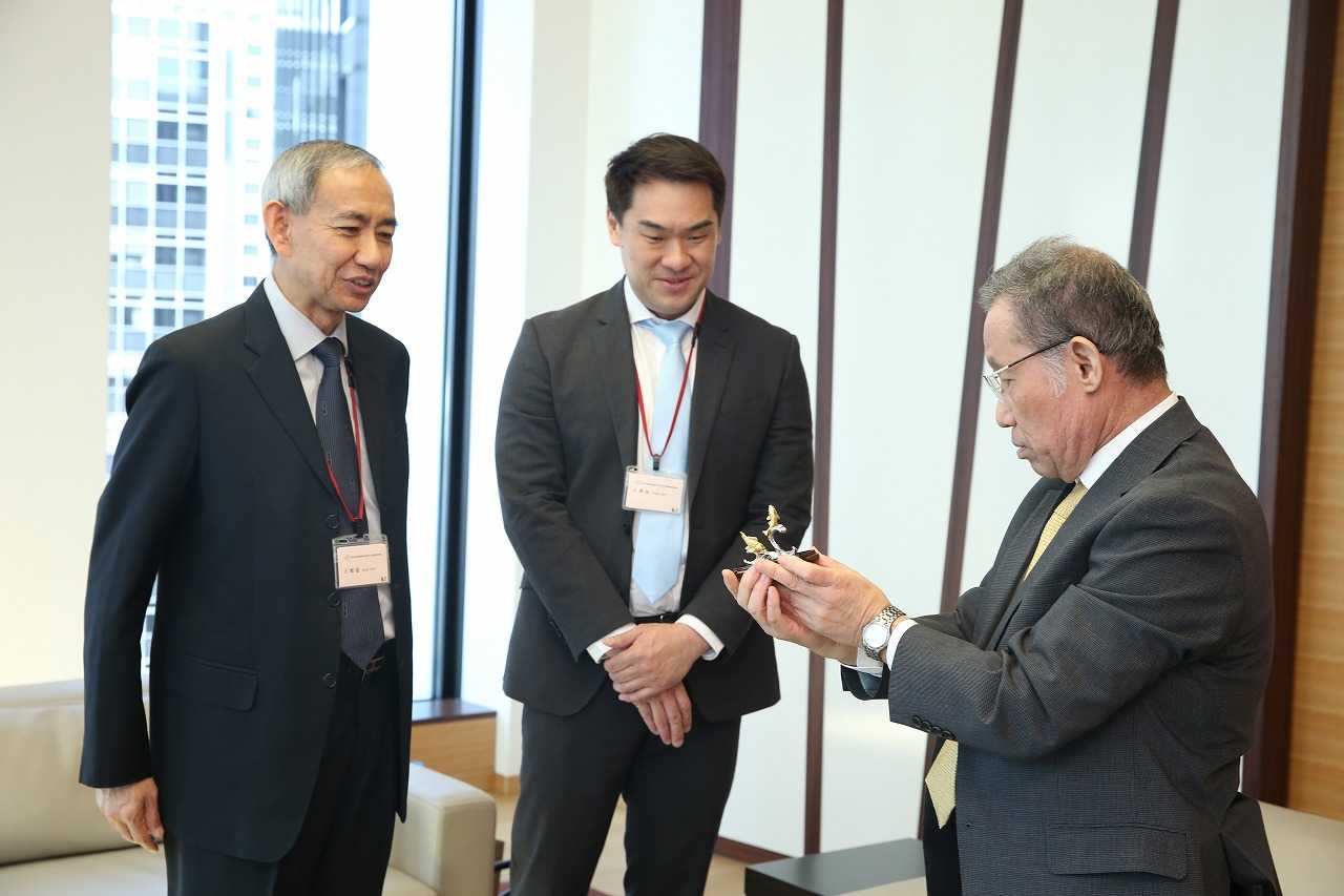 SPF President Ohno (right) and ISEAS Director Choi (left) in conversation