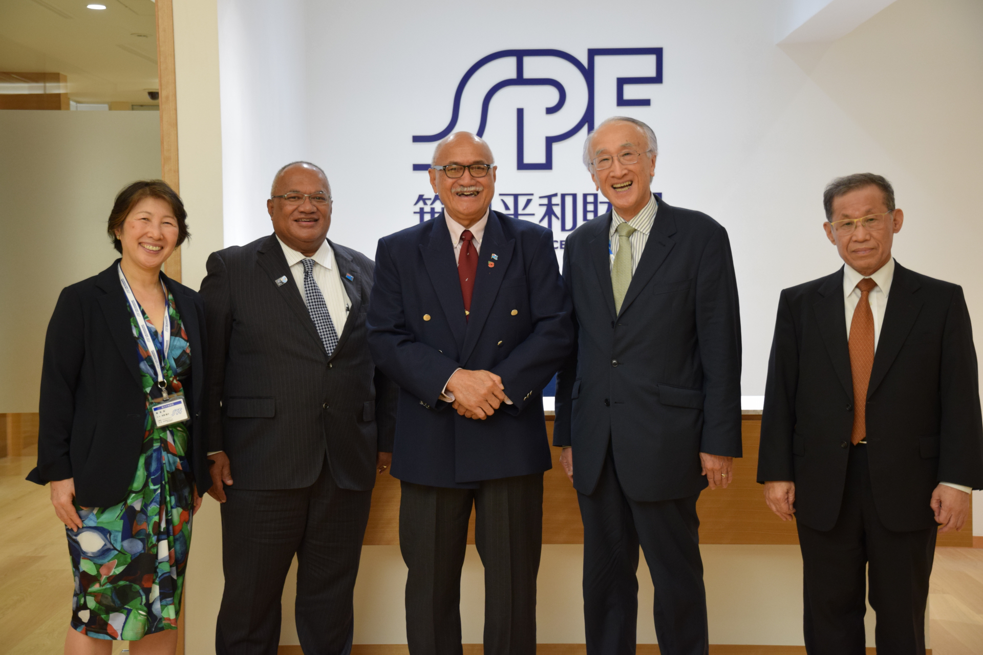 (From left) SPF Executive Director Junko Chano, Fiji’s Ambassador to Japan H.E. Isikeli Mataitoga, President of Fiji H.E. Jioji Konrote, SPF Chairman Nobuo Tanaka, and SPF President Shuichi Ohno