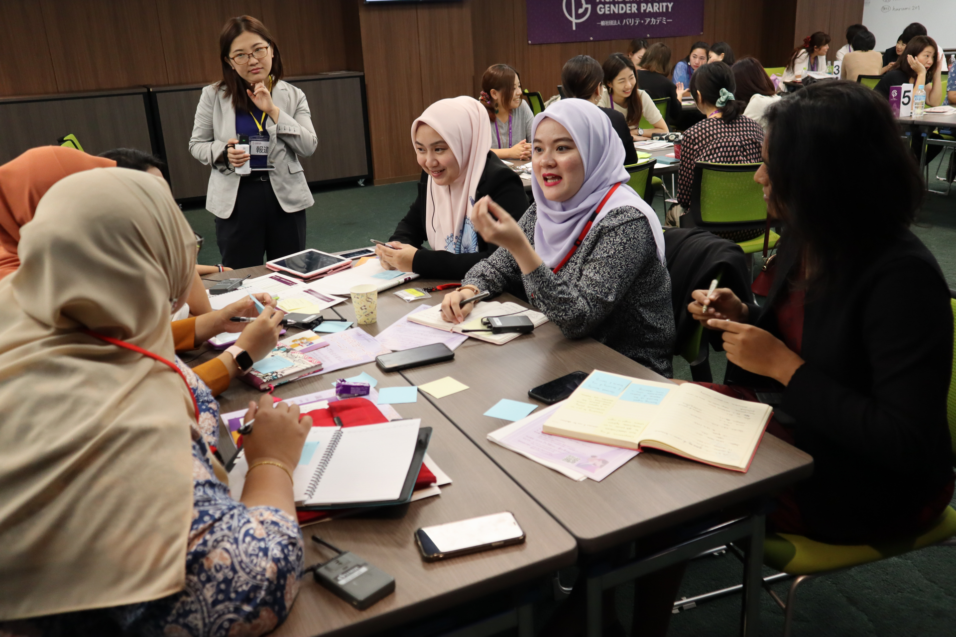 Nurainie Haziqah Shafi’i (center right) and the delegation of observers in discussion