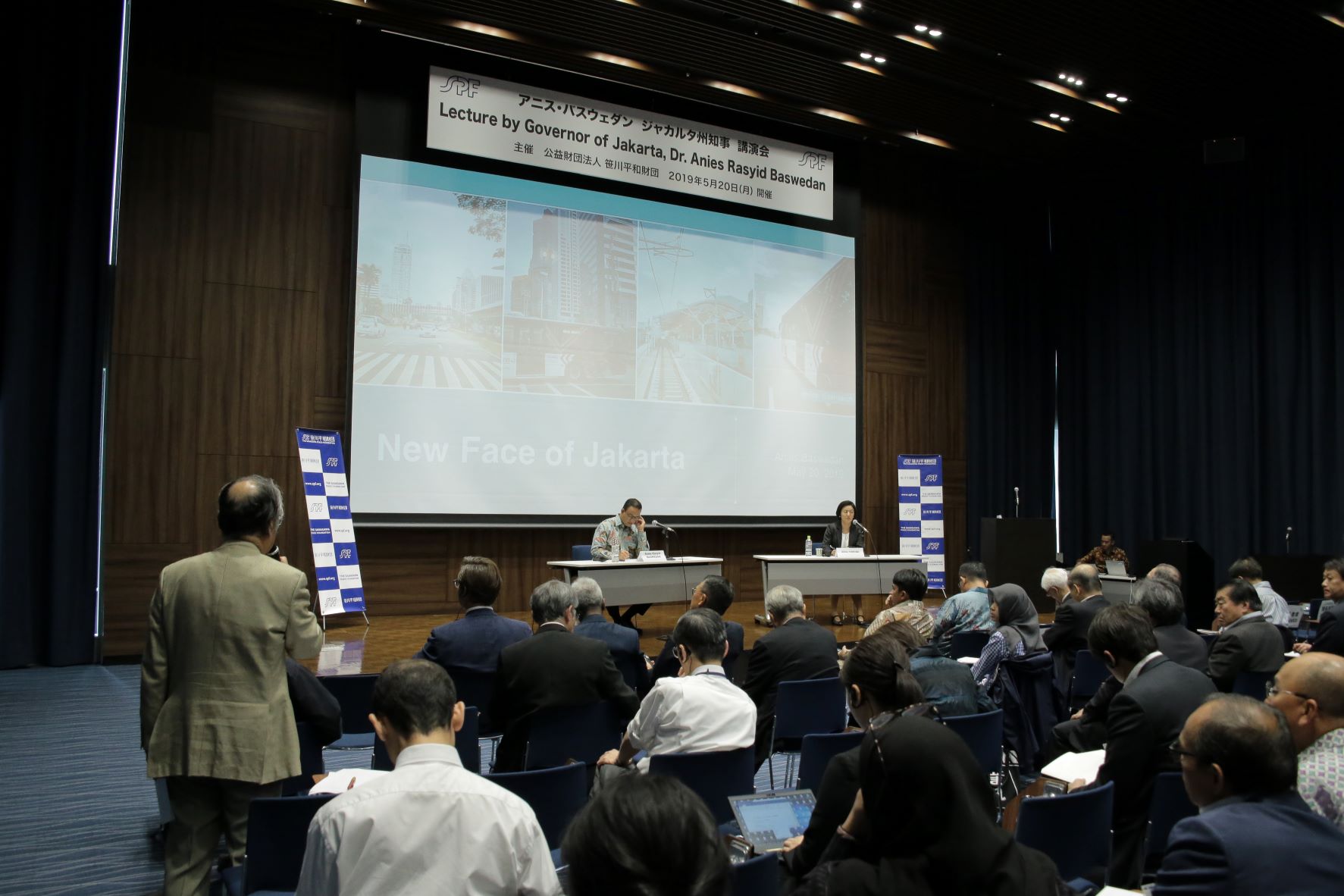 Dr. Baswedan in conversation with the audience