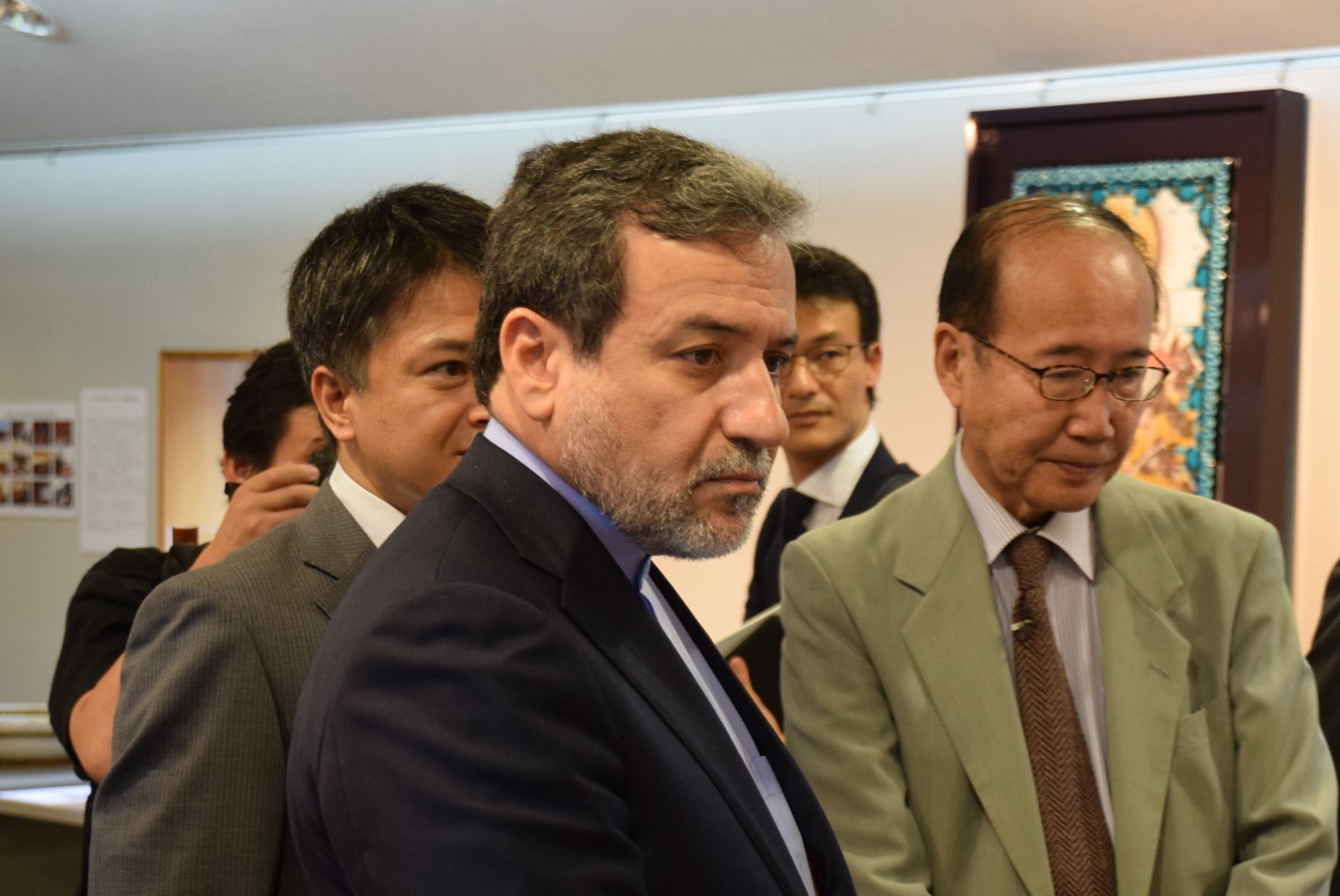 Friendship fostered through Iran's "lusterware" Dr. Araghchi, Deputy Foreign Minister of Iran, visits Kobei Kato's workshop