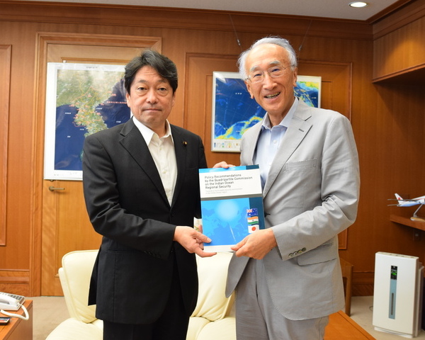 (Left) Defense Minister Itsunori Onodera, Chairman of the Sasakawa Peace Foundation Nobuo Tanaka