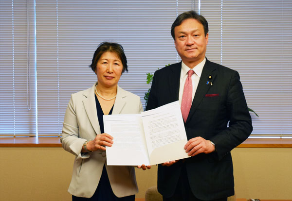 (Left) Executive Director of the Sasakawa Peace Foundation Junko Chano, Parliamentary Vice-Minister for Foreign Affairs Iwao Horii
