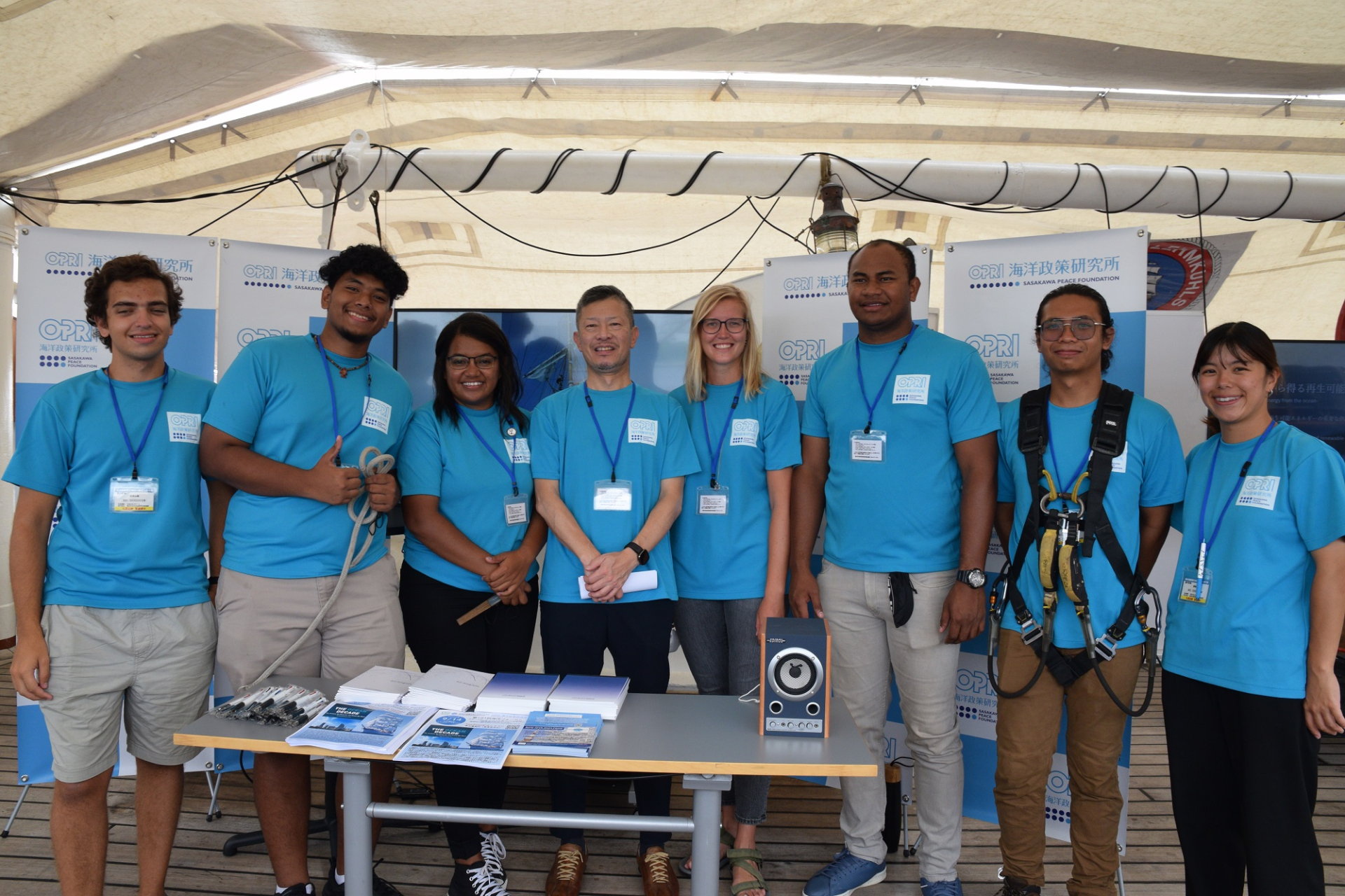 President Sakaguchi (fourth from left), Ms. Hashimoto (far right) and six members at the "Open Ship" event