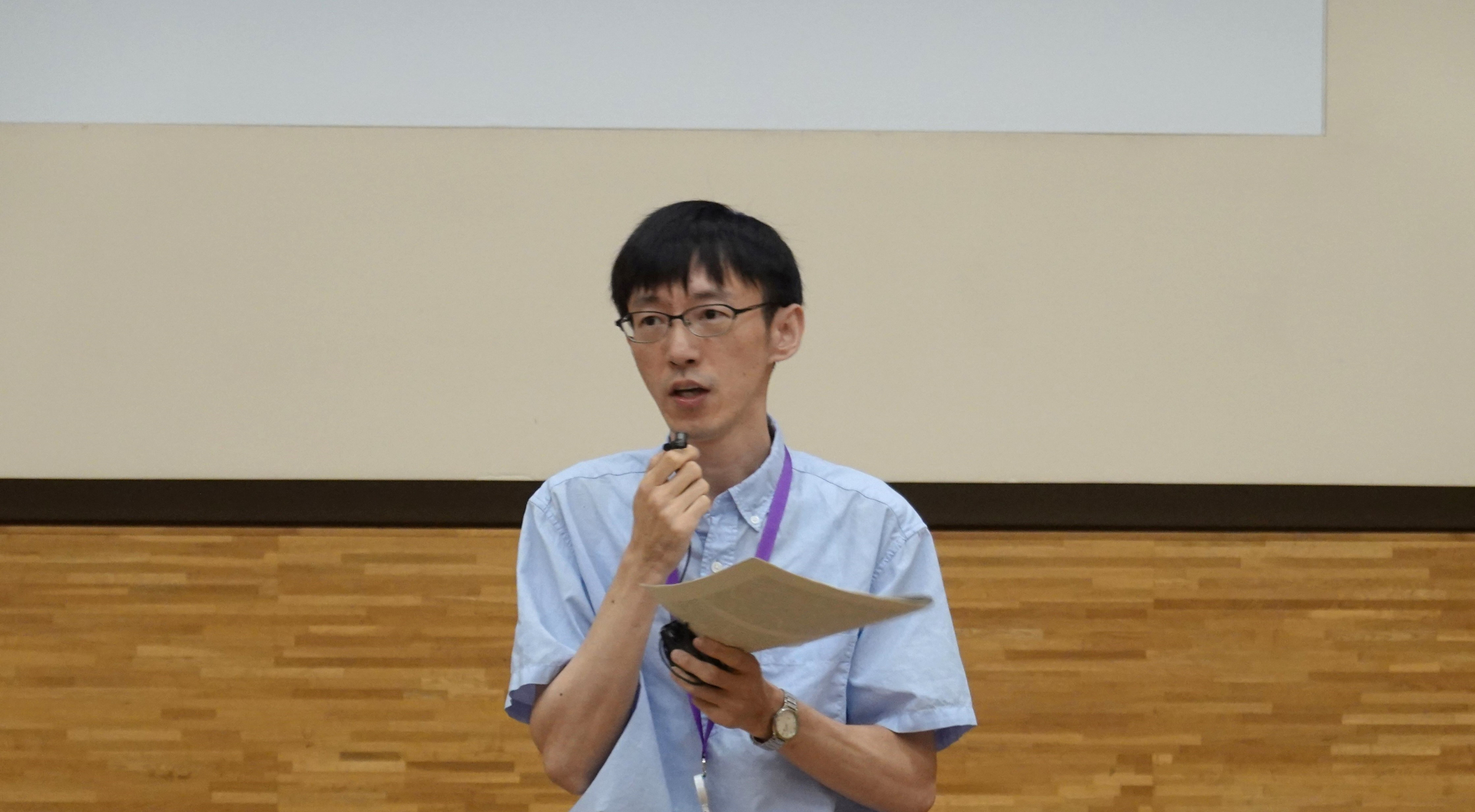 Bao Deyu giving a presentation using a prepared text