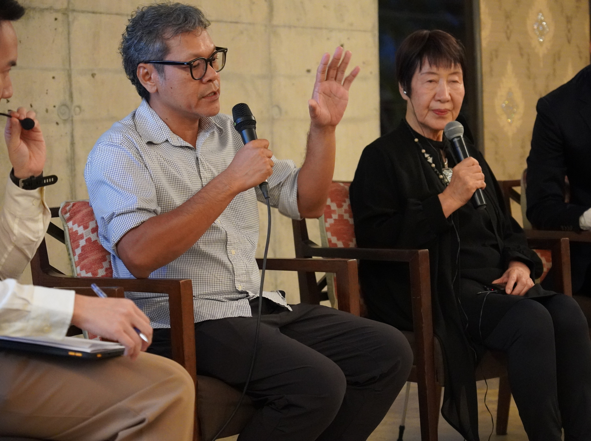 From left: Thai creator Pratchaya Phinthong and Ms. Tanaka answer questions from the audience during the dialogue event.