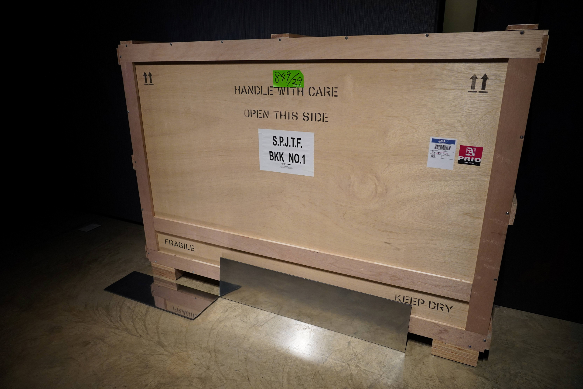 Mr. Phinthong placed his artwork against the crate that carried Ms.Tanaka's paintings.