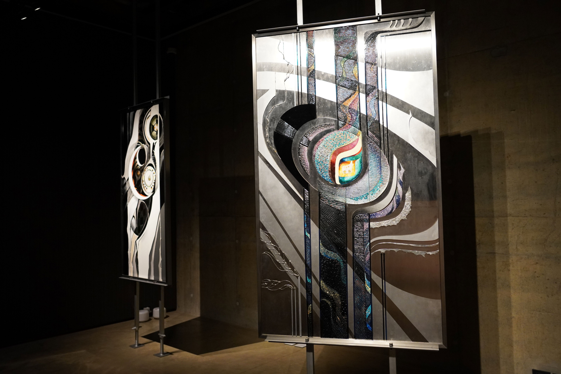 Ms. Tanaka's artworks include large enamel paintings, such as "Inochi-no-ki," which is pictured on the right.