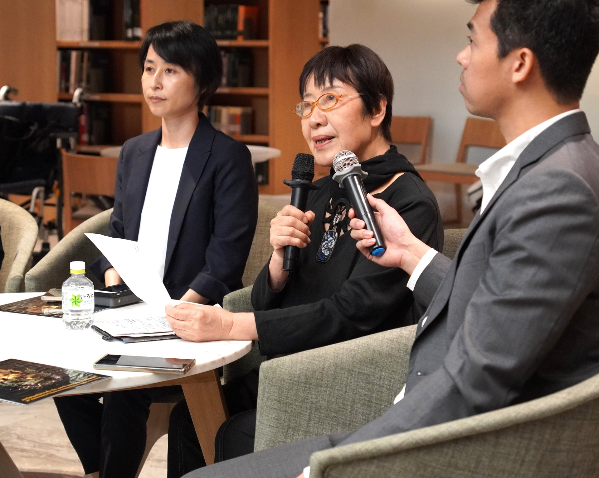 Ms. Tanaka spoke to students at a side event held at Silpakorn University.