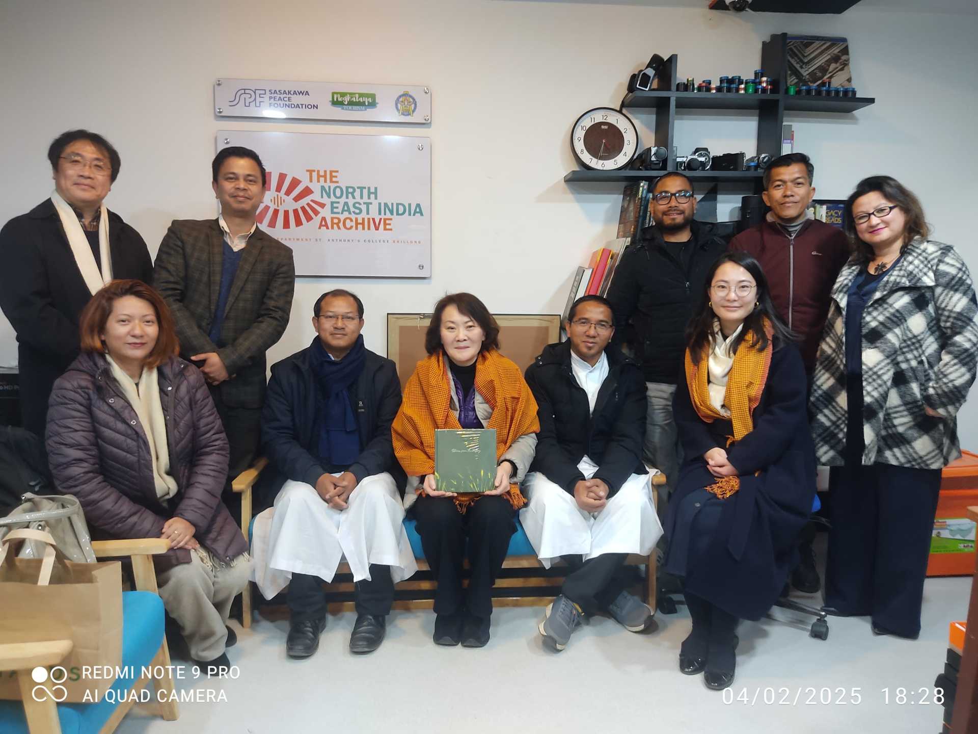 Prior to the seminar, Ms. Miki Yamada and staff from our foundation visited St Anthony's College to observe the archive's activities.