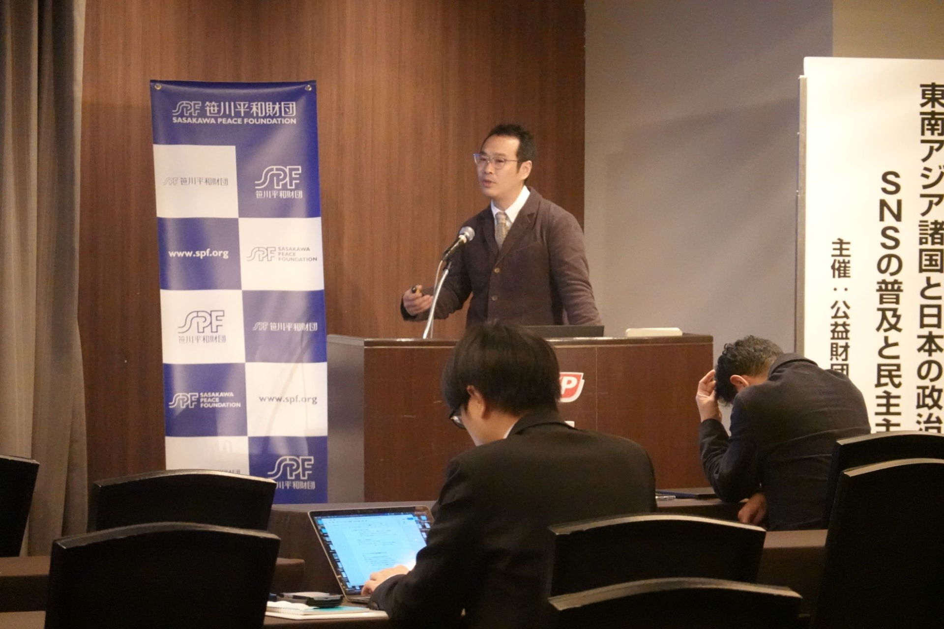Professor Wataru Kusaka from the Graduate School of Global Studies at Tokyo University of Foreign Studies presented on how social media has driven political transformation in the Philippines.