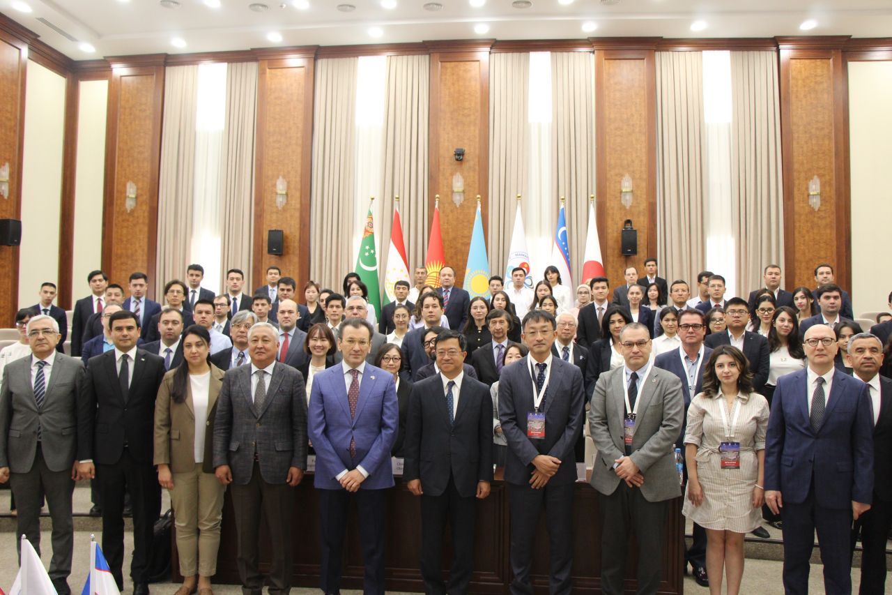 A group photo from the Day 2 of the Inaugural Central Asia-Japan Think Tank Forum (September 24)