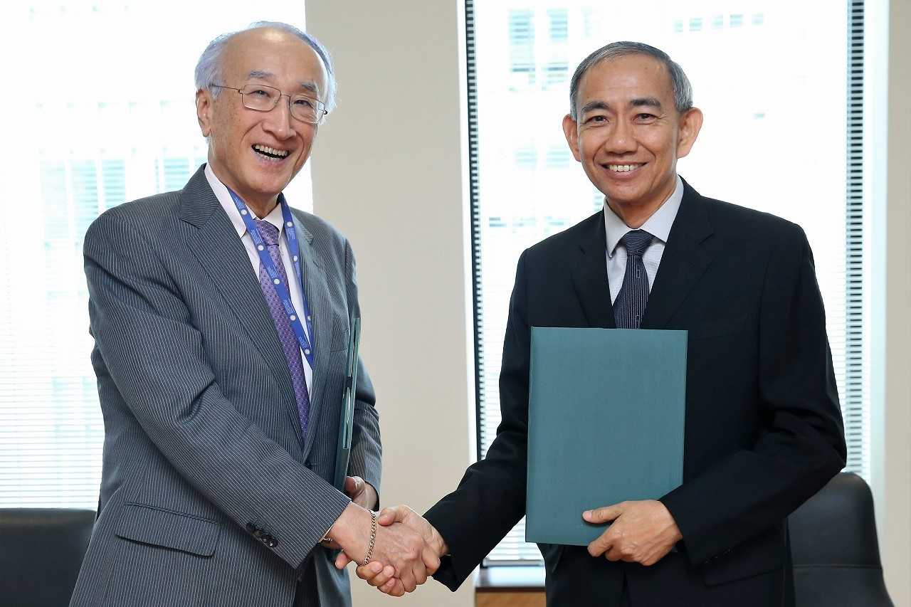 ISEAS Director Choi (right) and SPF Chairman Tanaka shake hands following the MOU signing ceremony